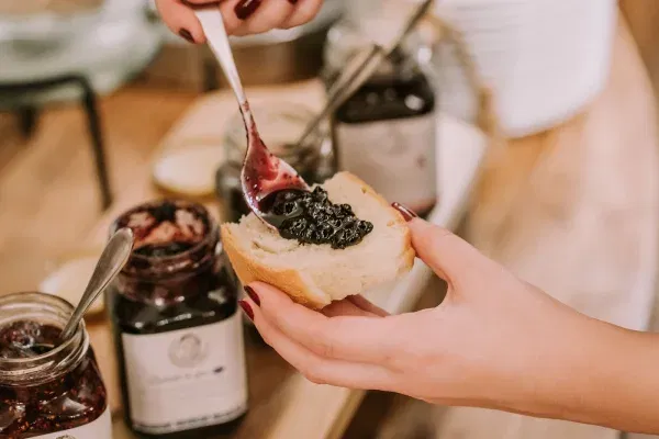 dulceturi-2 - Potcoava dulceata de visine intinsa pe paine