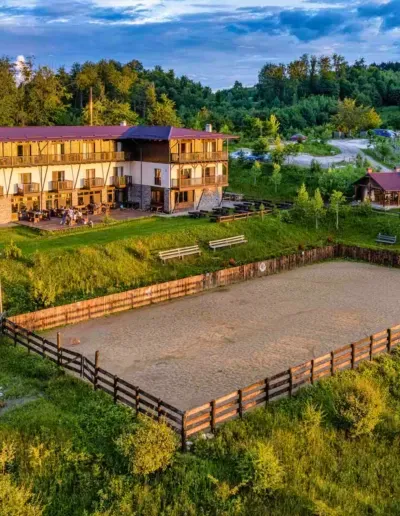 Potcoava, in lumina apusului, manej descoperit